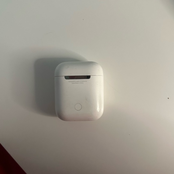 2nd Generation Apple AirPods - Picture 2 of 4
